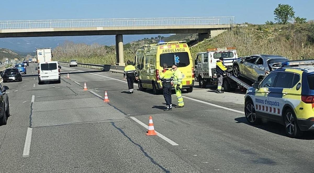 A la dreta, un dels vehicles implicats en l'accident de Biure, a dalt de la grua.