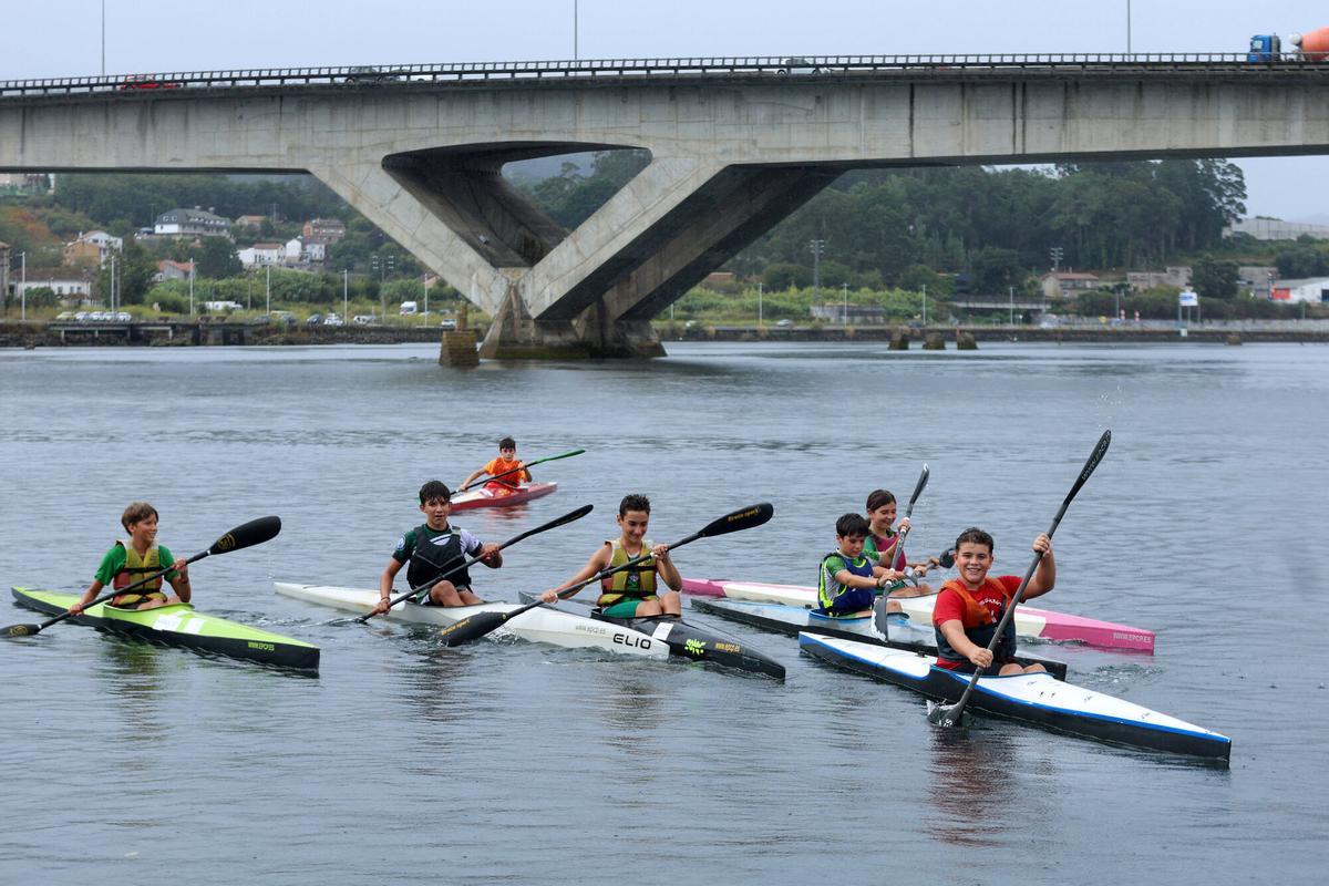 Una jornada con la cantera de palistas de la Escuela de Piragüismo Cidade de Pontevedra