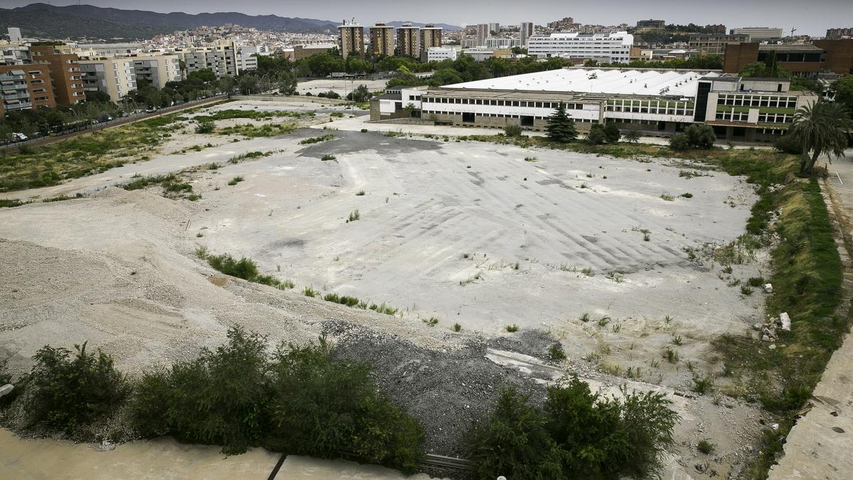 El solar de la antigua fábrica de Mercedes Benz, en Barcelona, donde se prevé edificar un 'ecodistrito'.