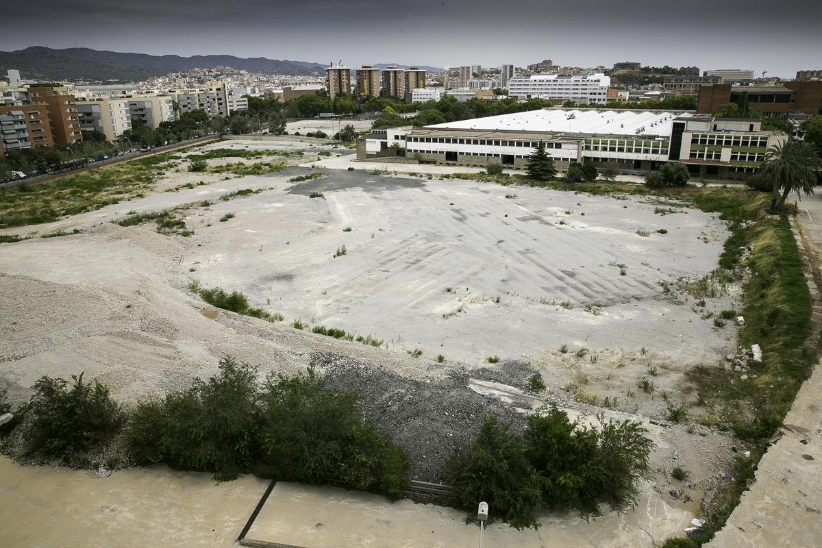 El solar de la antigua fábrica de Mercedes Benz, en Barcelona, donde se prevé edificar un 'ecodistrito'.