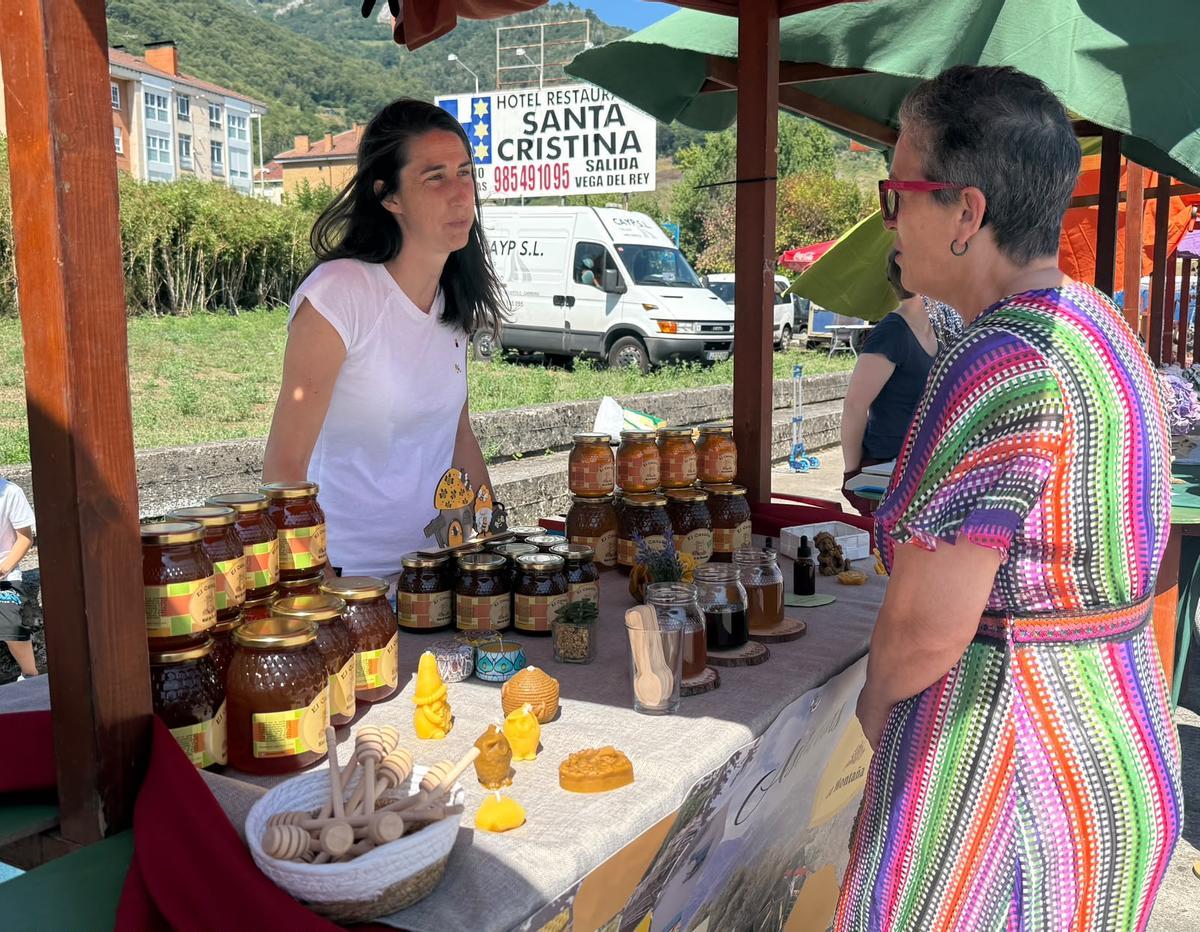 Verónica Escorial, de apícola "El Caxellu", vendiendo sus productos