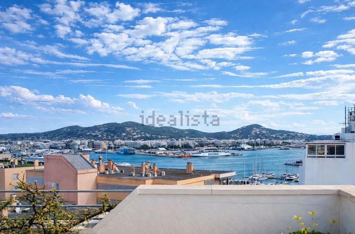 A la venta un ático en Ibiza con unas vistas de 360 grados "que quitan el aliento”: desde Dalt Vila a Talamanca