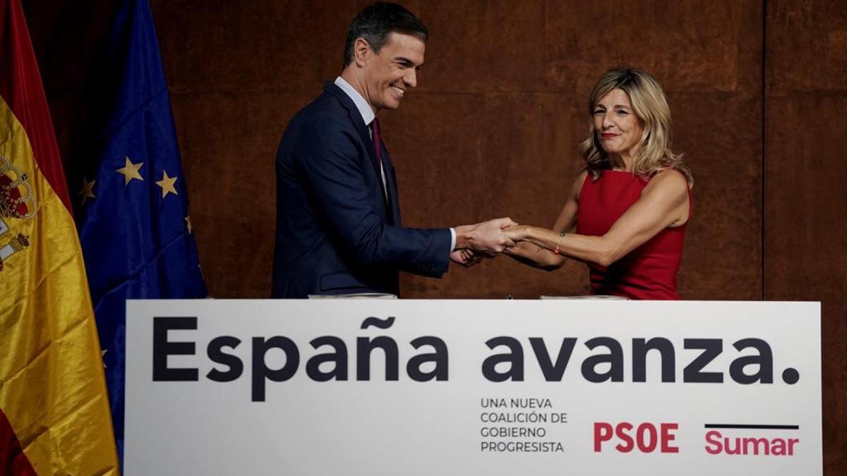 Pedro Sánchez y Yolanda Díaz sellan el acuerdo de coalición entre PSOE y Sumar