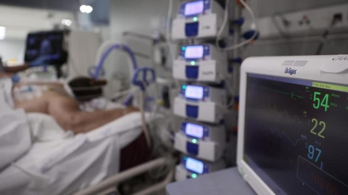 Constantes vitales en una pantalla de una paciente hospitalizada por Covid.