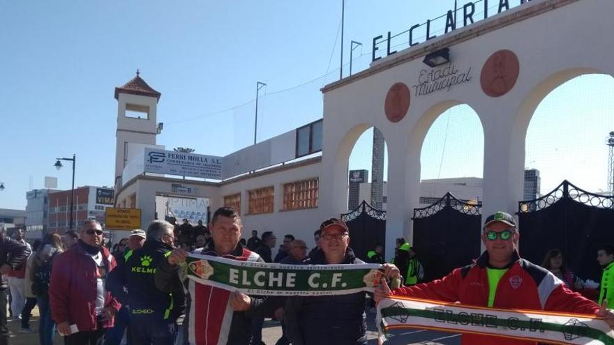 Seguidores del Elche en El Clariano antes del partido