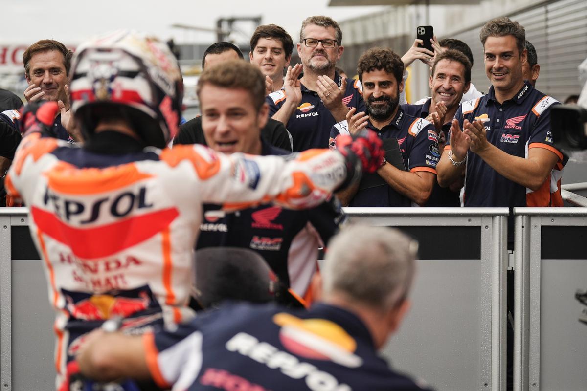 Marc Márquez (Honda) celebra, hoy, en Japón, su primera 'pole' de MotoGP en tres años con todo su equipo.