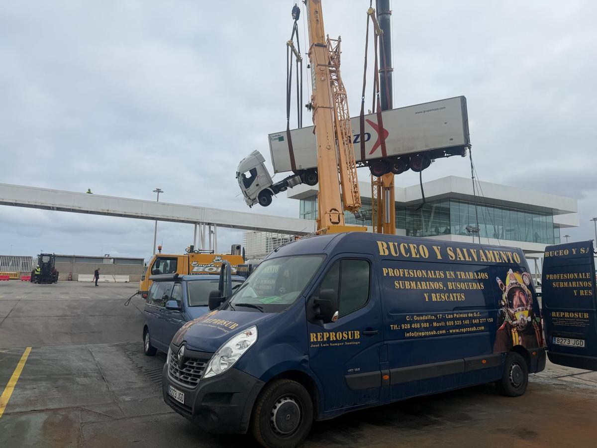 El camión que cayó al agua en el Puerto de Las Palmas ha sido reflotado