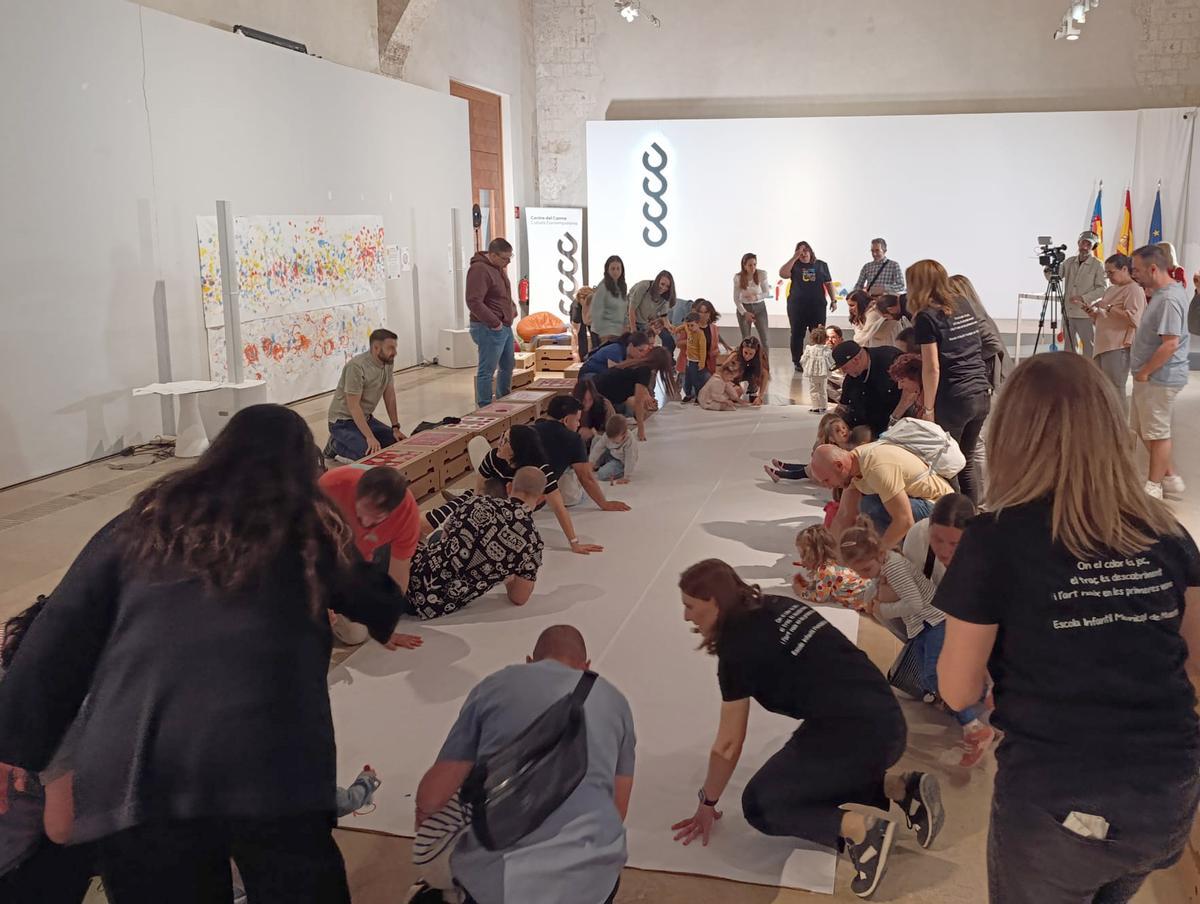 Los participantes preparan el mural.