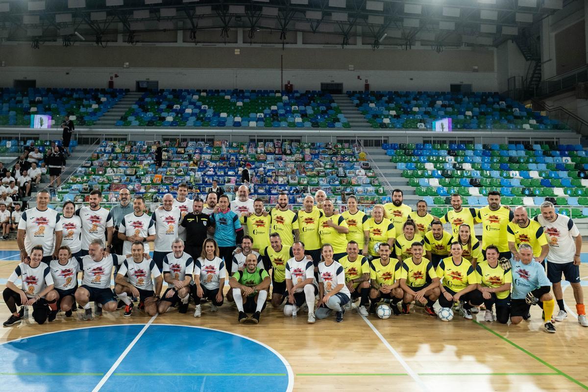 Fotografía de familia del torneo trónico entre murgueros y políticos.