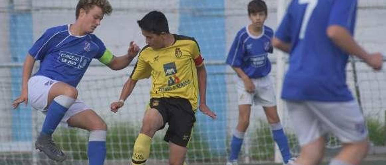 Un instante del choque entre el San Miguel y el Mos juvenil.