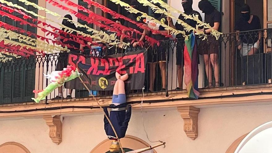 Un monigote de Trump, colgado boca abajo de la fachada del Ayuntamiento de Esporles durante la fiesta de las 'penyes'