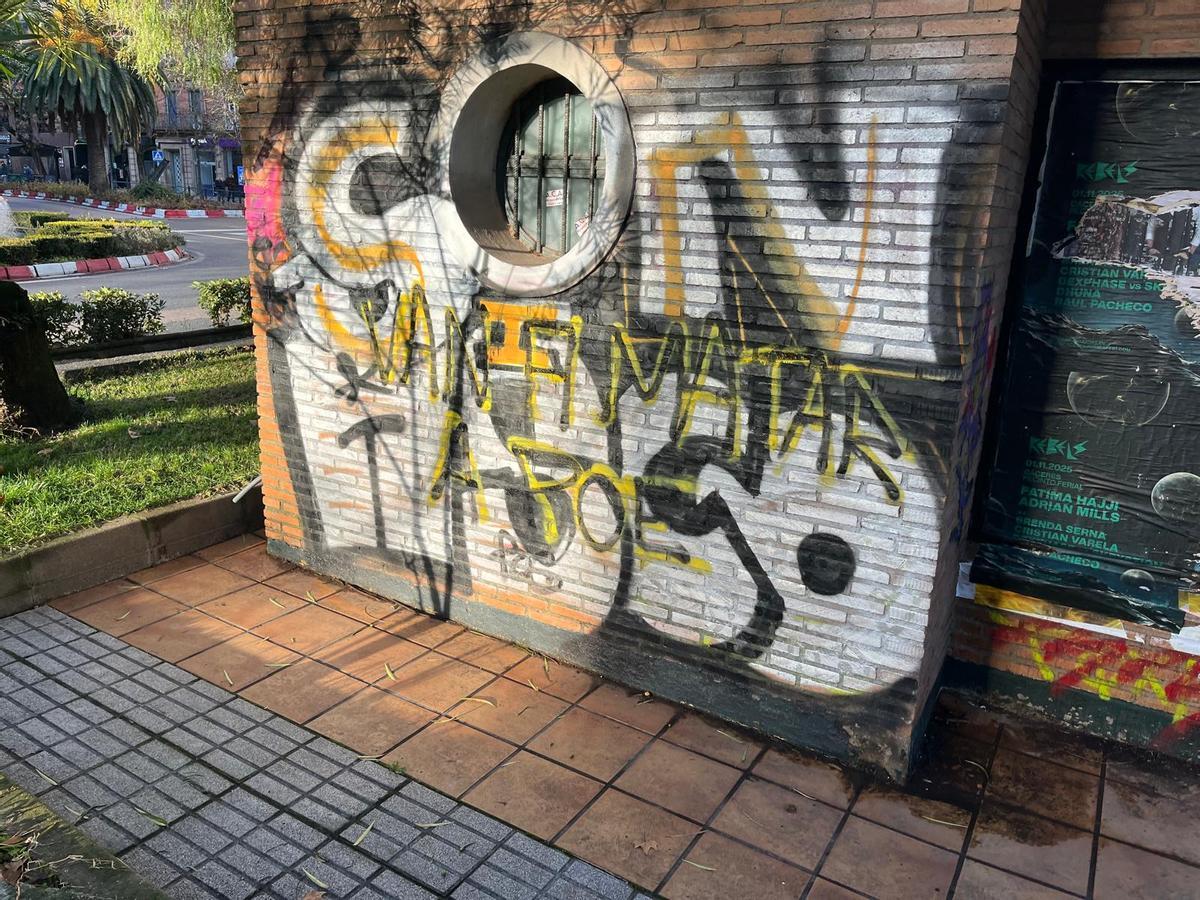 Galería | Paredes con la pintada "Van a matar a Poe" en Cáceres
