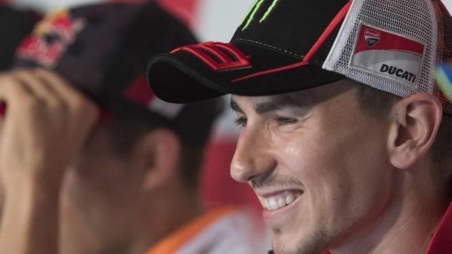 Jorge Lorenzo sonríe en la rueda de prensa que ofrecieron ayer varios pilotos en Assen.