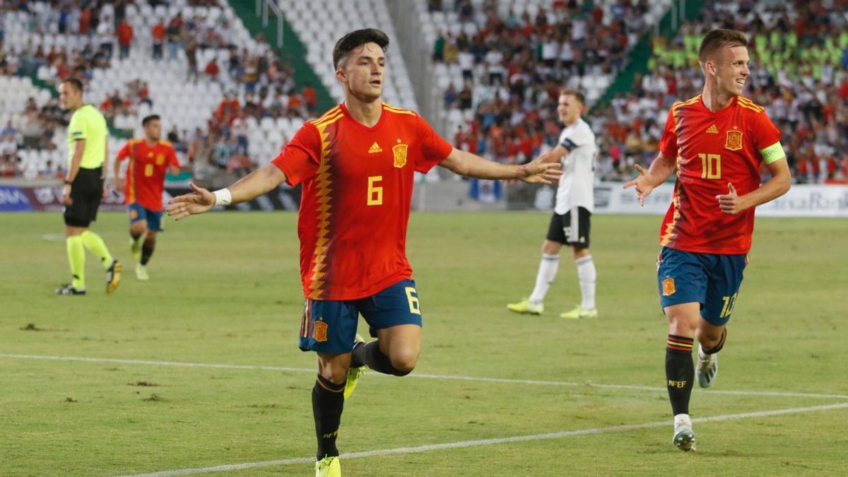 Manu García celebra un gol con la selección española sub-21, junto a Dani Olmo.