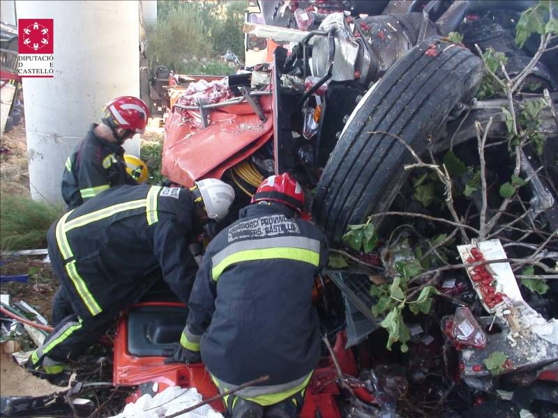 GALERÍA DE FOTOS - Camionero muerto en la AP-7 en Alcalà de Xivert