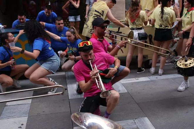 Las peñas no saben de calor y celebran a San Pedro