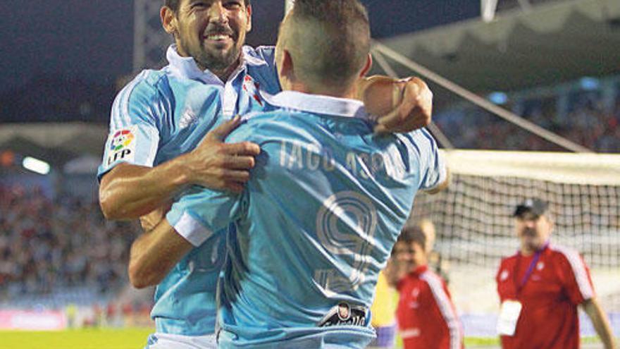 Nolito y Aspas celebran uno de los goles al Barcelona.  // Ricardo Grobas