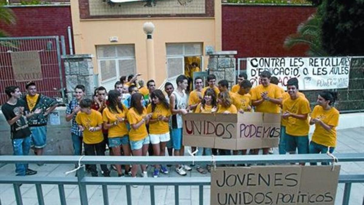 Los alumnos del IES Francesc Macià, poco antes de iniciar su encierro, ayer.