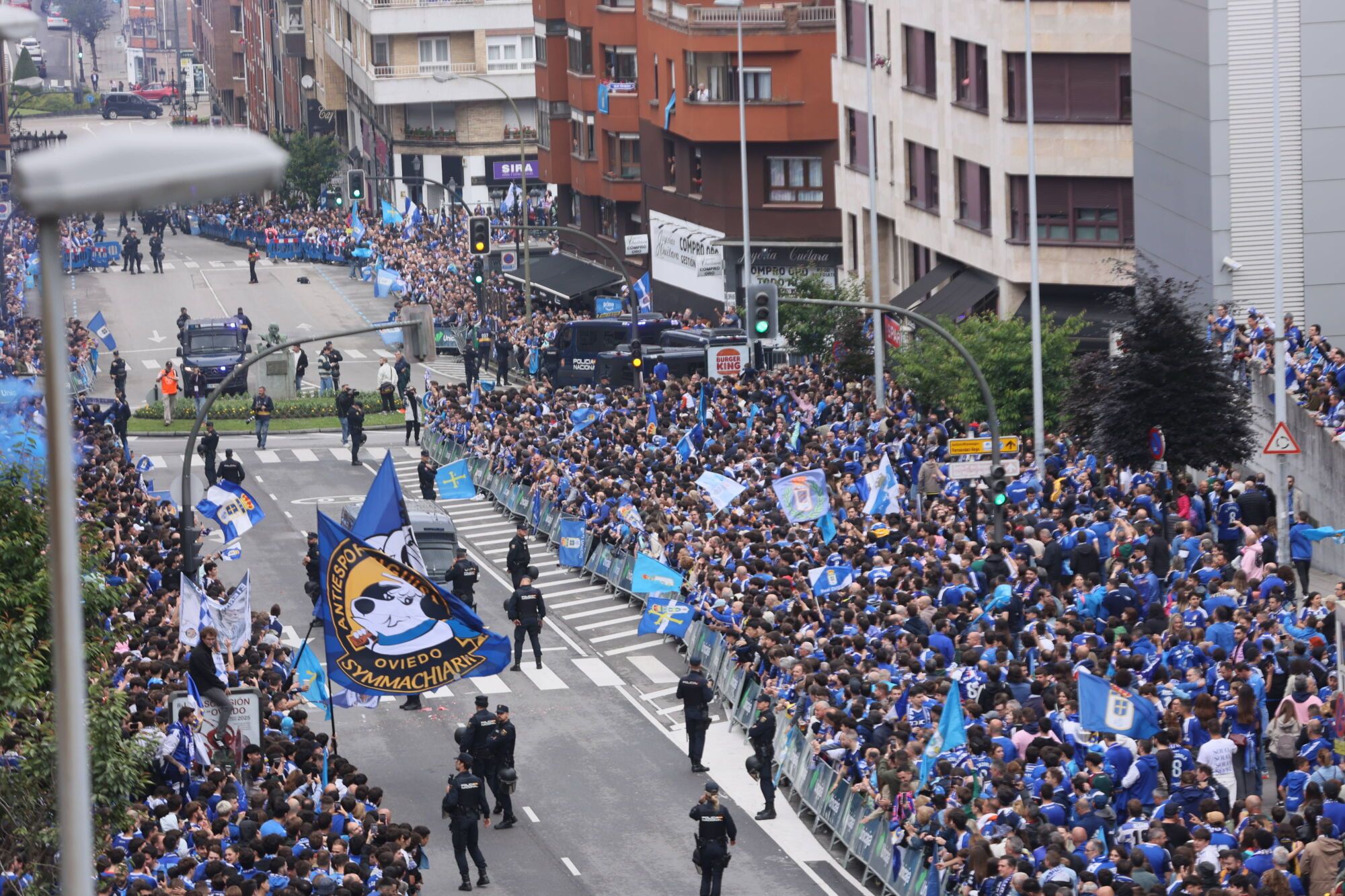 Así fue el recibimiento de la afición al Real Oviedo y toda la previa del último partido de la temporada