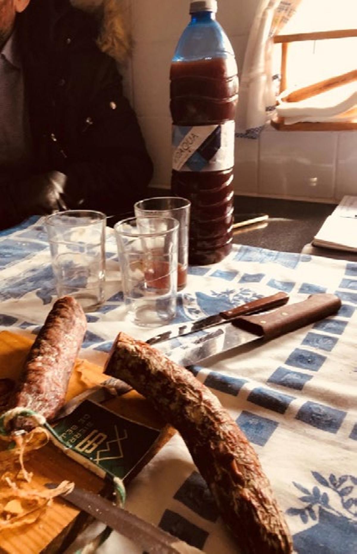 Consumo del vino de pitarra tradicional en las casas de la región.