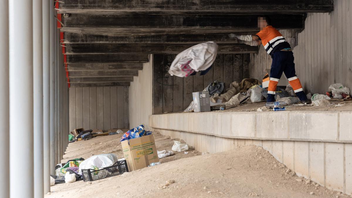 Un operario del servicio de limpieza, en la zona desalojada del Puente Rojo