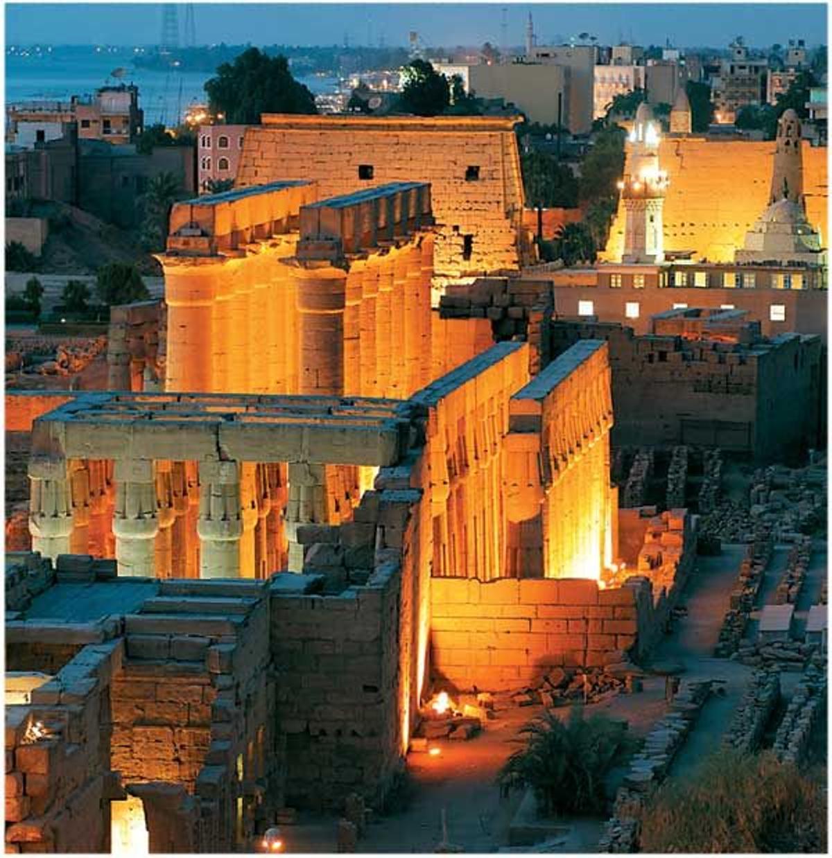 Luxor de noche. Los templos iluminados impresionan