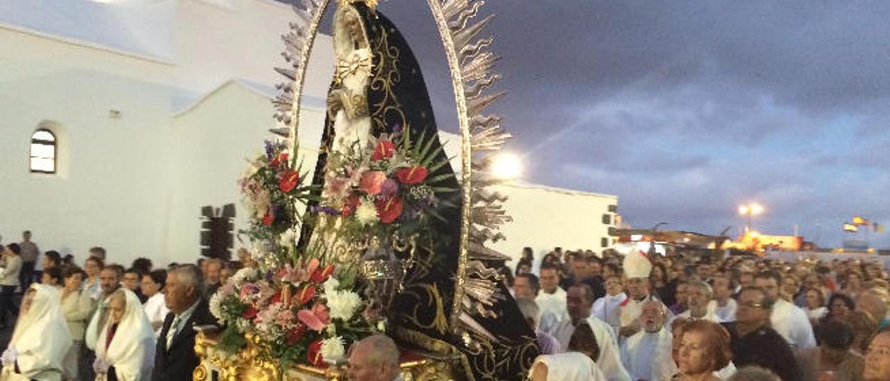 Procesión anoche de la Virgen de Los Dolores junto a su ermita en Mancha Blanca.