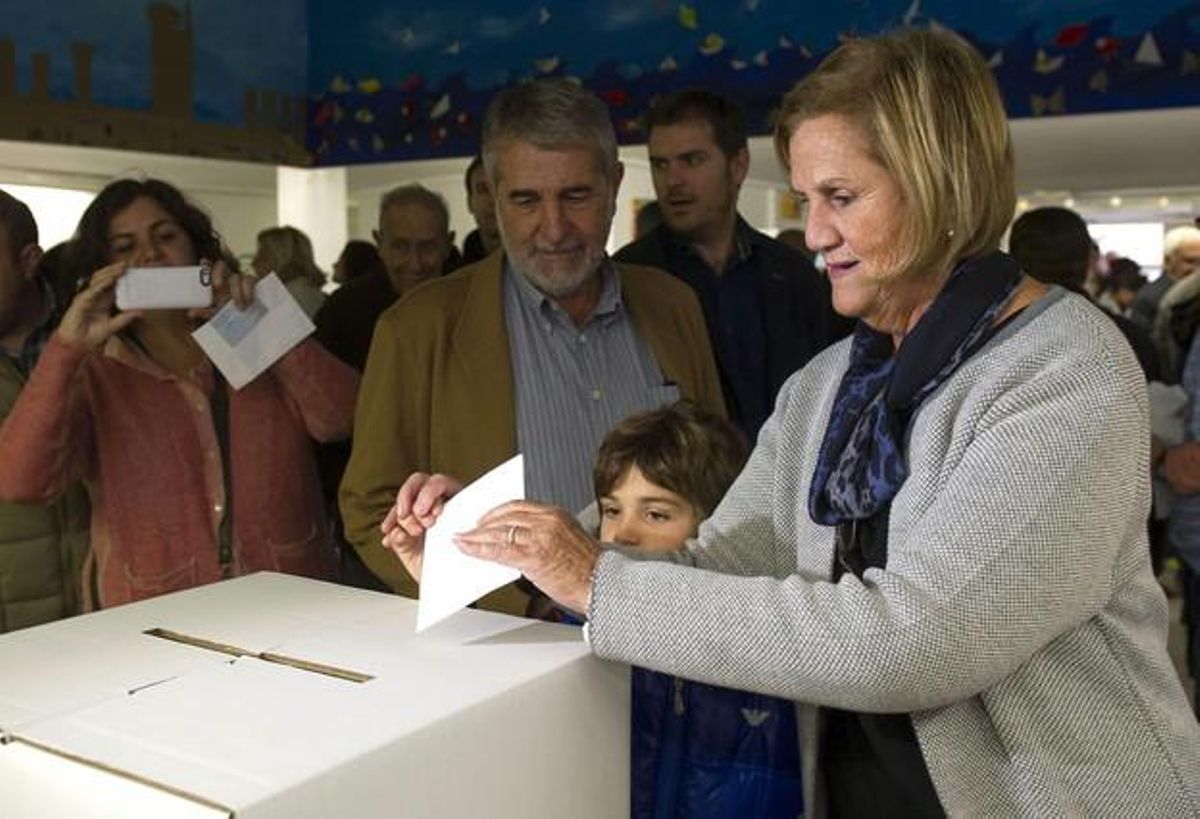 La presidenta del Parlament de Catalunya, Núria de Gispert, vota al col·legi Escola de la Concepció.