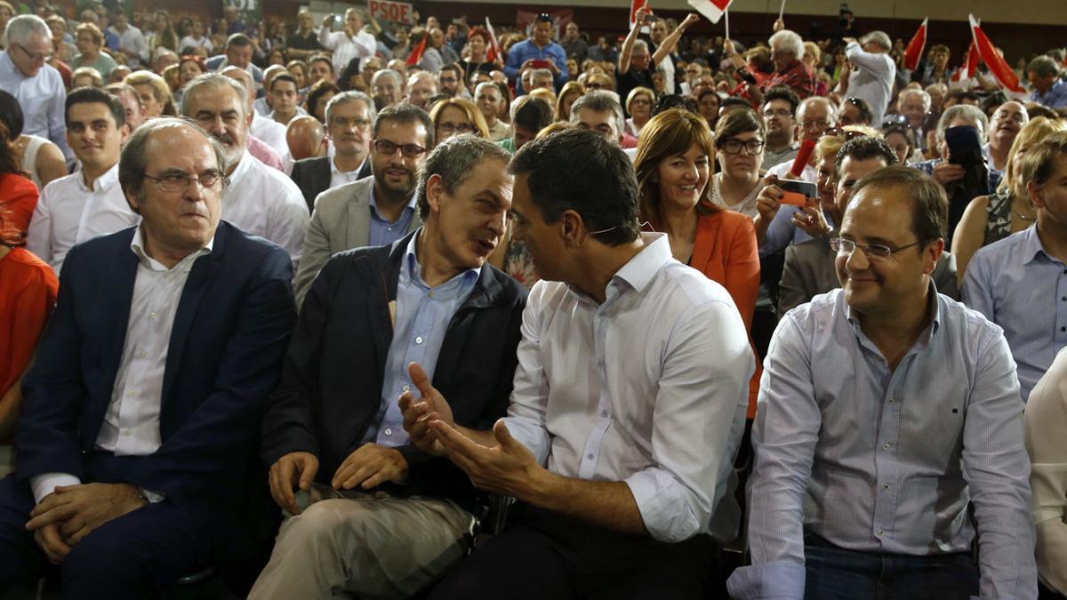 Pedro Sánchez, junto a Ángel Gabilondo, José Luis Rodríguez Zapatero y César Luena, este domingo.