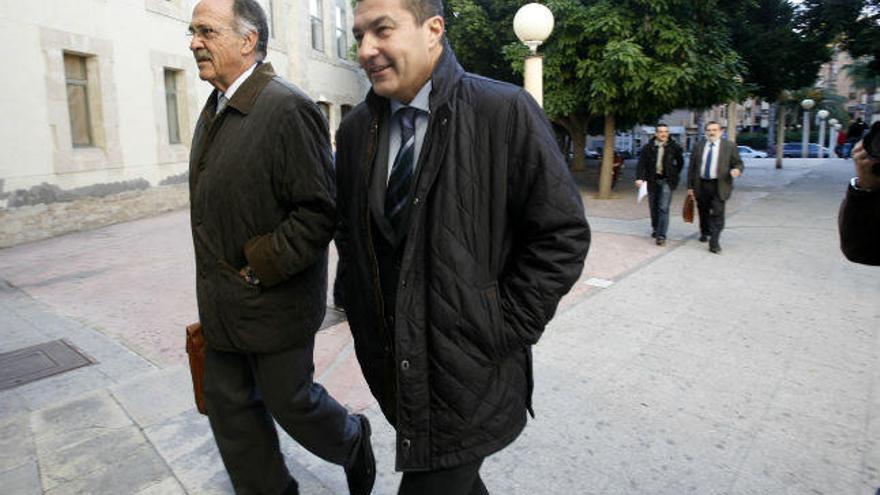 Andrés Llorens (en primer plano) junto a su abogado el día que prestó declaración