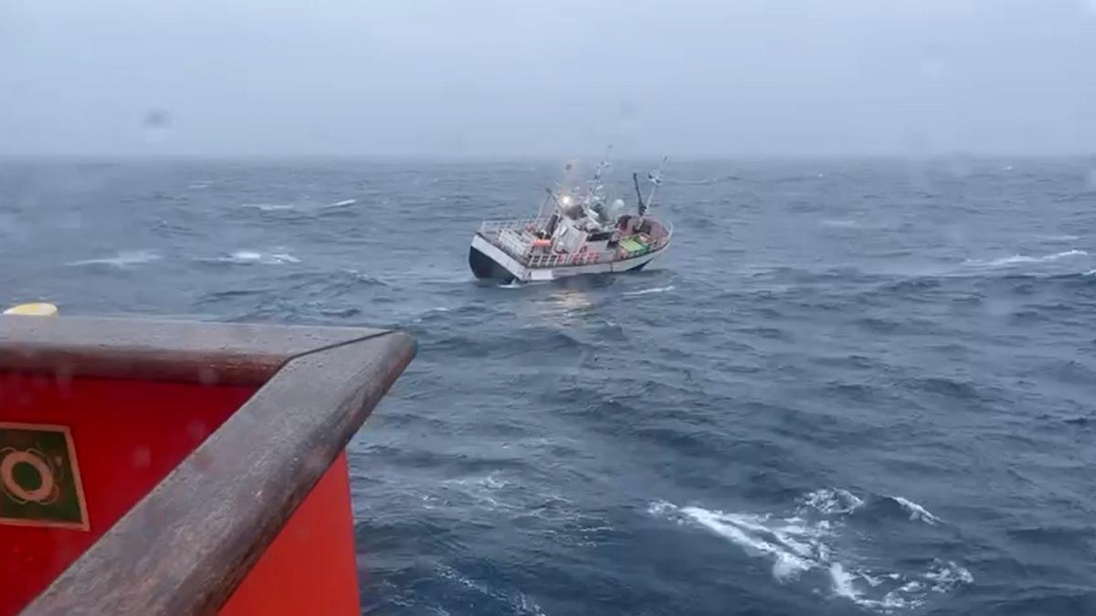 El marinero de Bueu del «Hermanos Soage» fue evacuado durante el operativo de rescate de la tripulación del «Itoitz» (en la imagen).