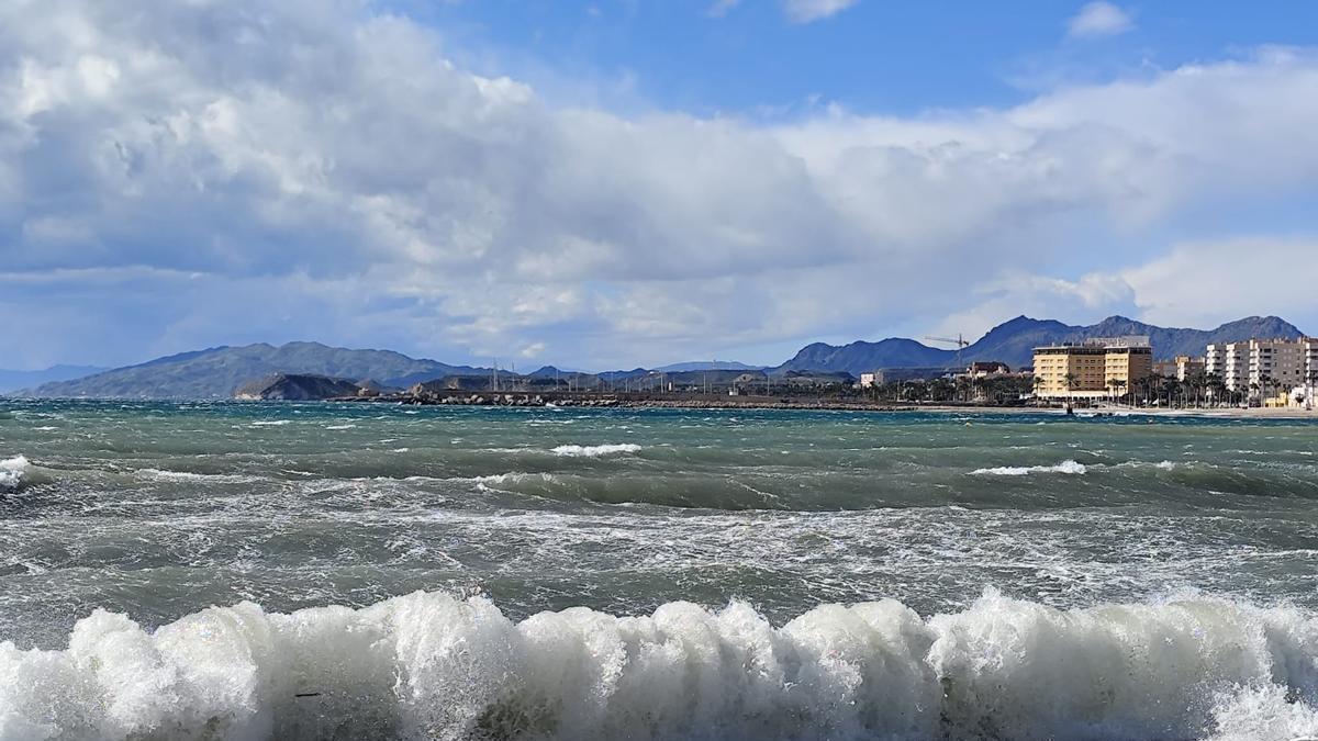 La borrasca Oriana dejará un fin de semana de fuerte viento y mala mar en la Región