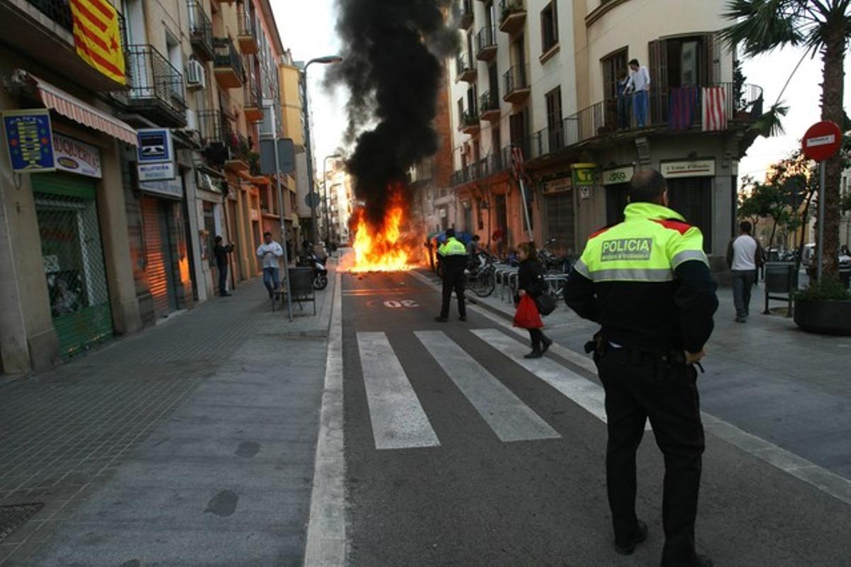 Contenidor cremat al carrer Olzinelles de Barcelona.