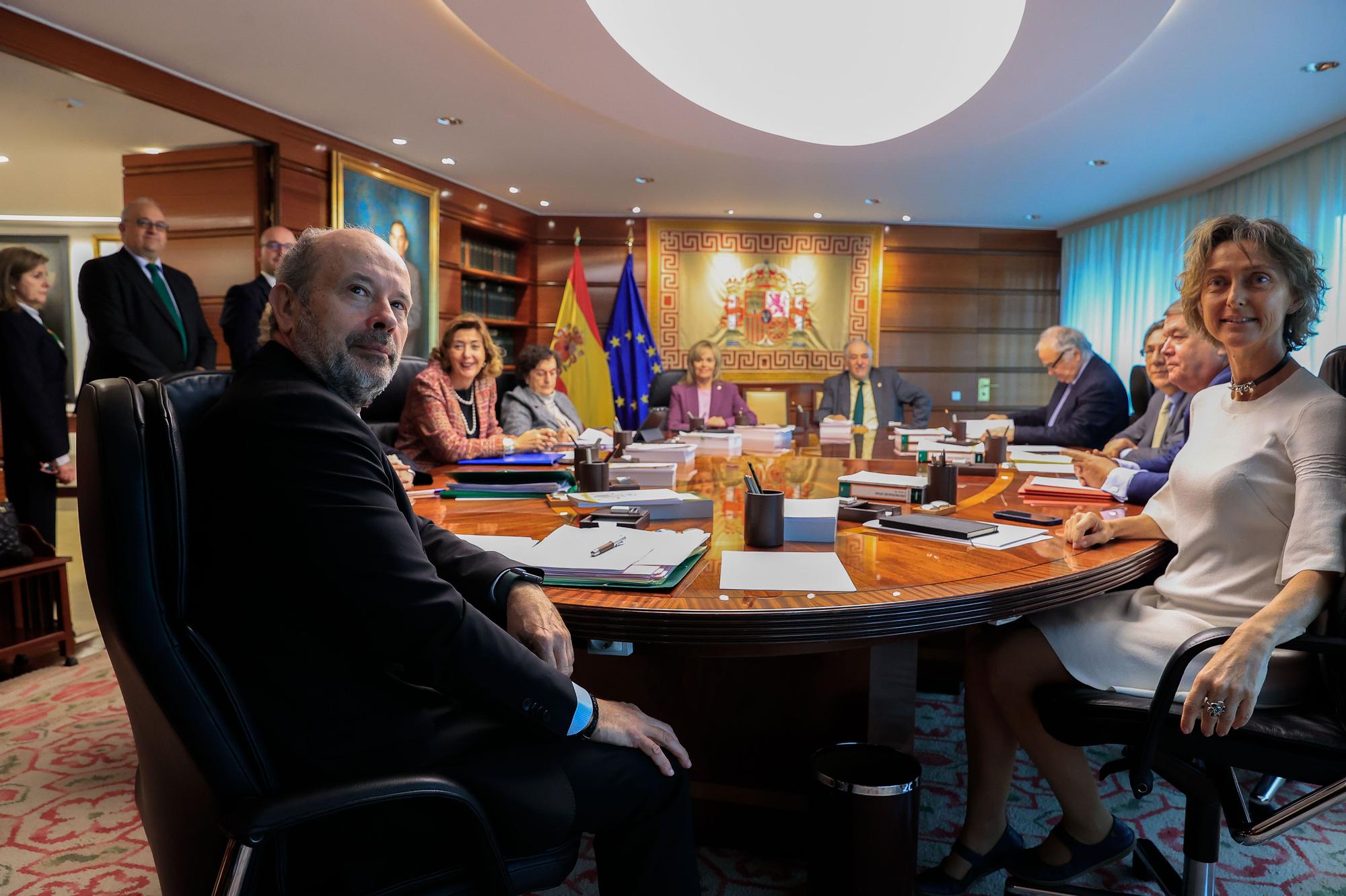 Los magistrados del Tribunal Constitucional Juan Carlos Campo (i) y Laura Díez Bueso (d) asisten al primer Pleno jurisdiccional de la institución tras la XIV renovación de la misma, este martes en Madrid.