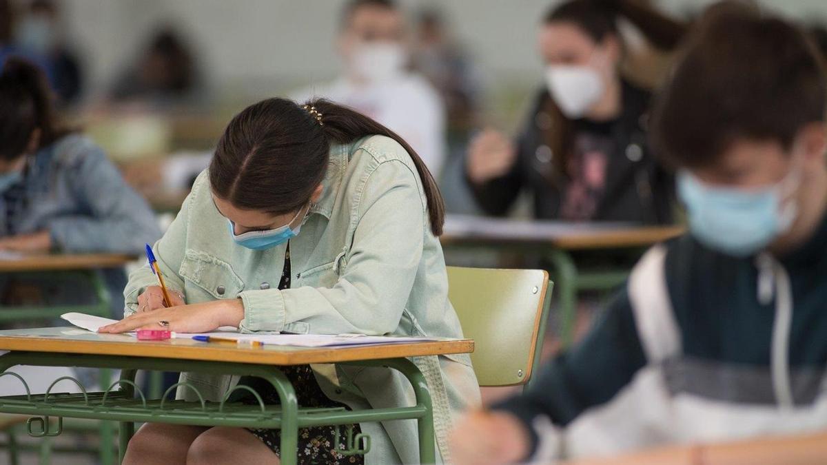 Estudiantes durante las pruebas de la EBAU.