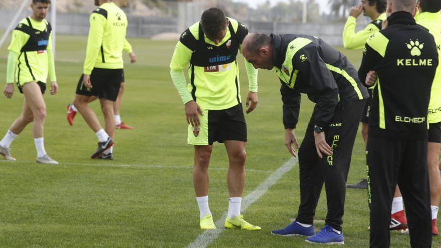 Borja siendo atendido por el doctor Quesada tras producirse su lesión