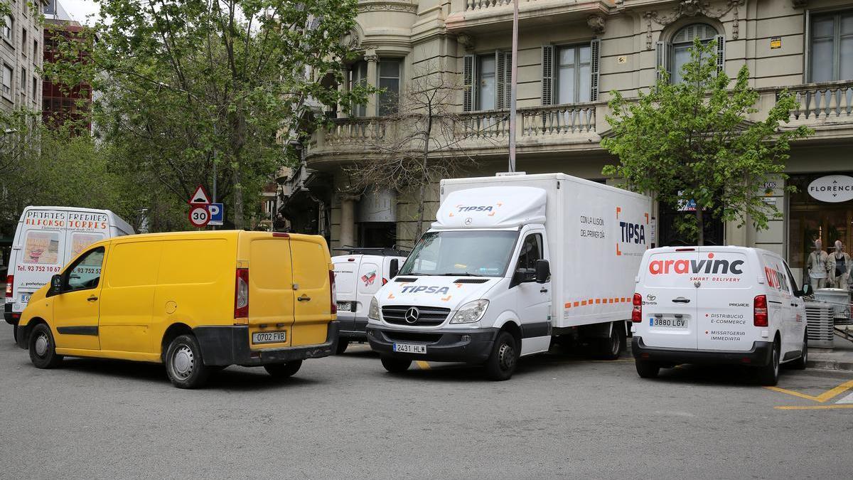 Varias furgonetas de reparto aparcadas en una zona de carga y descarga en el centro de Barcelona.