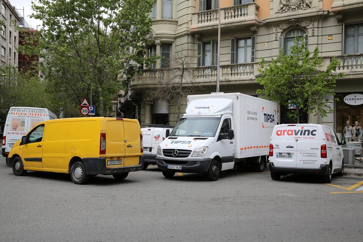 Varias furgonetas de reparto aparcadas en una zona de carga y descarga en el centro de Barcelona.