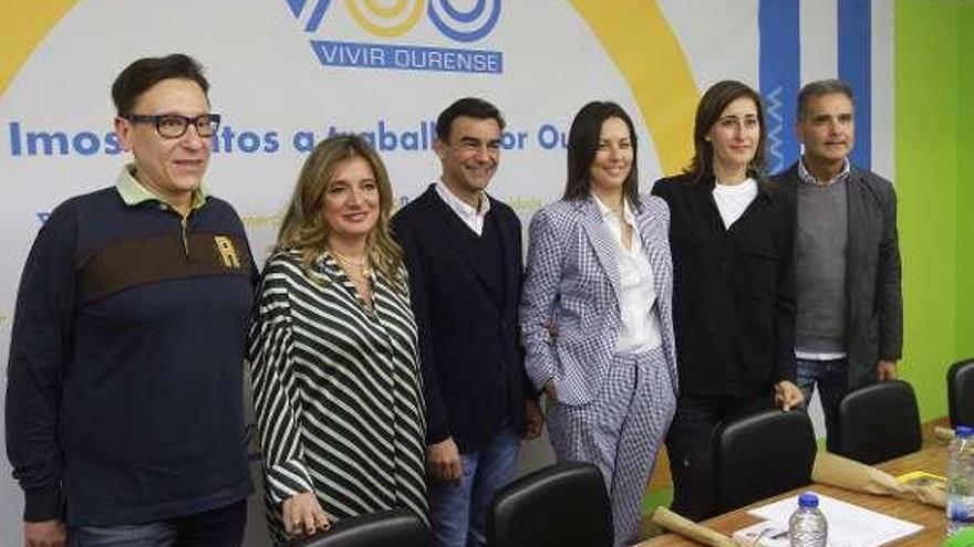 Bermello, con miembros de la candidatura de VOU. // Iñaki Osorio