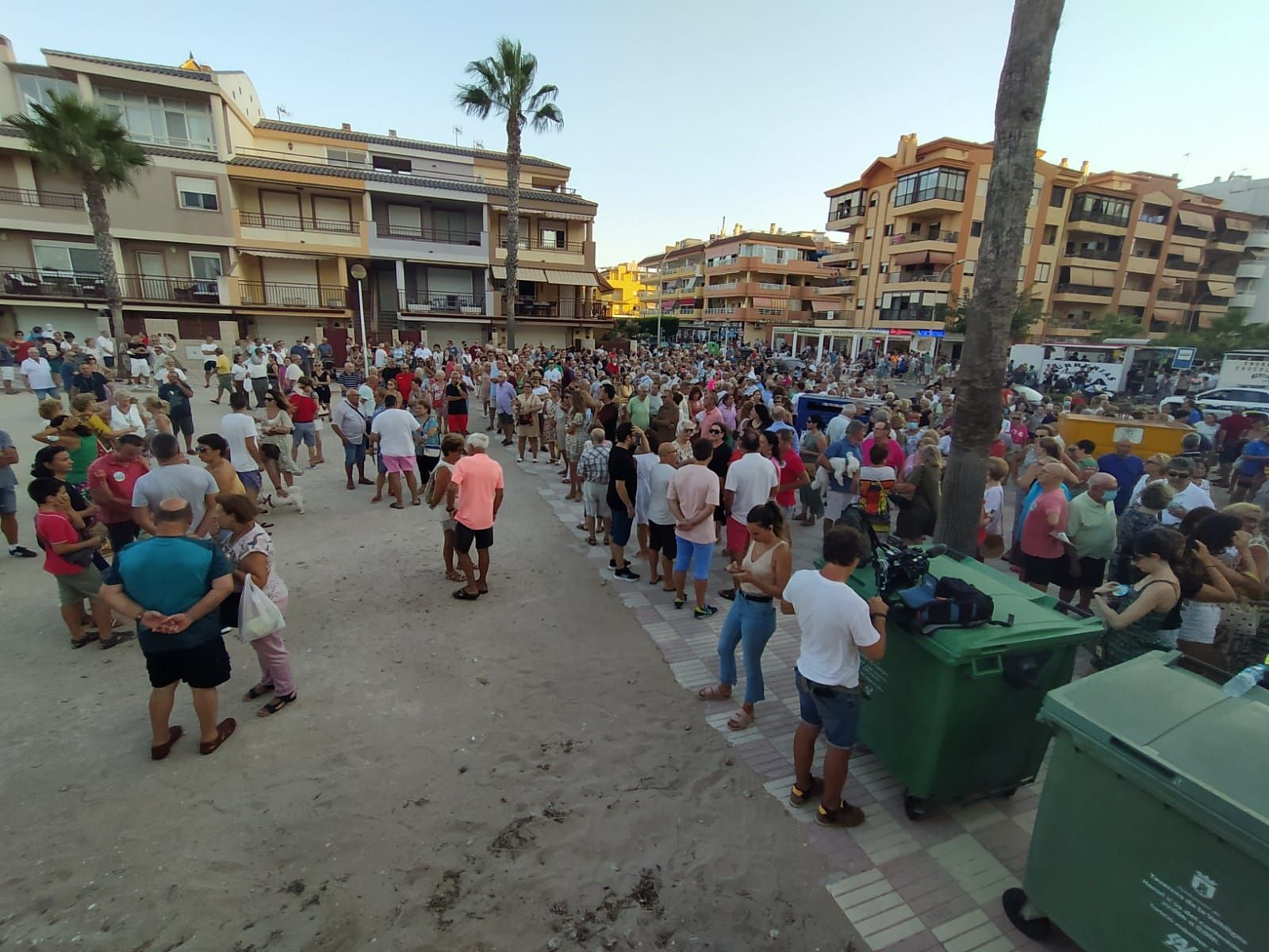 Miles de vecinos de los pueblos de la costa protestan contra los derribos en primera línea