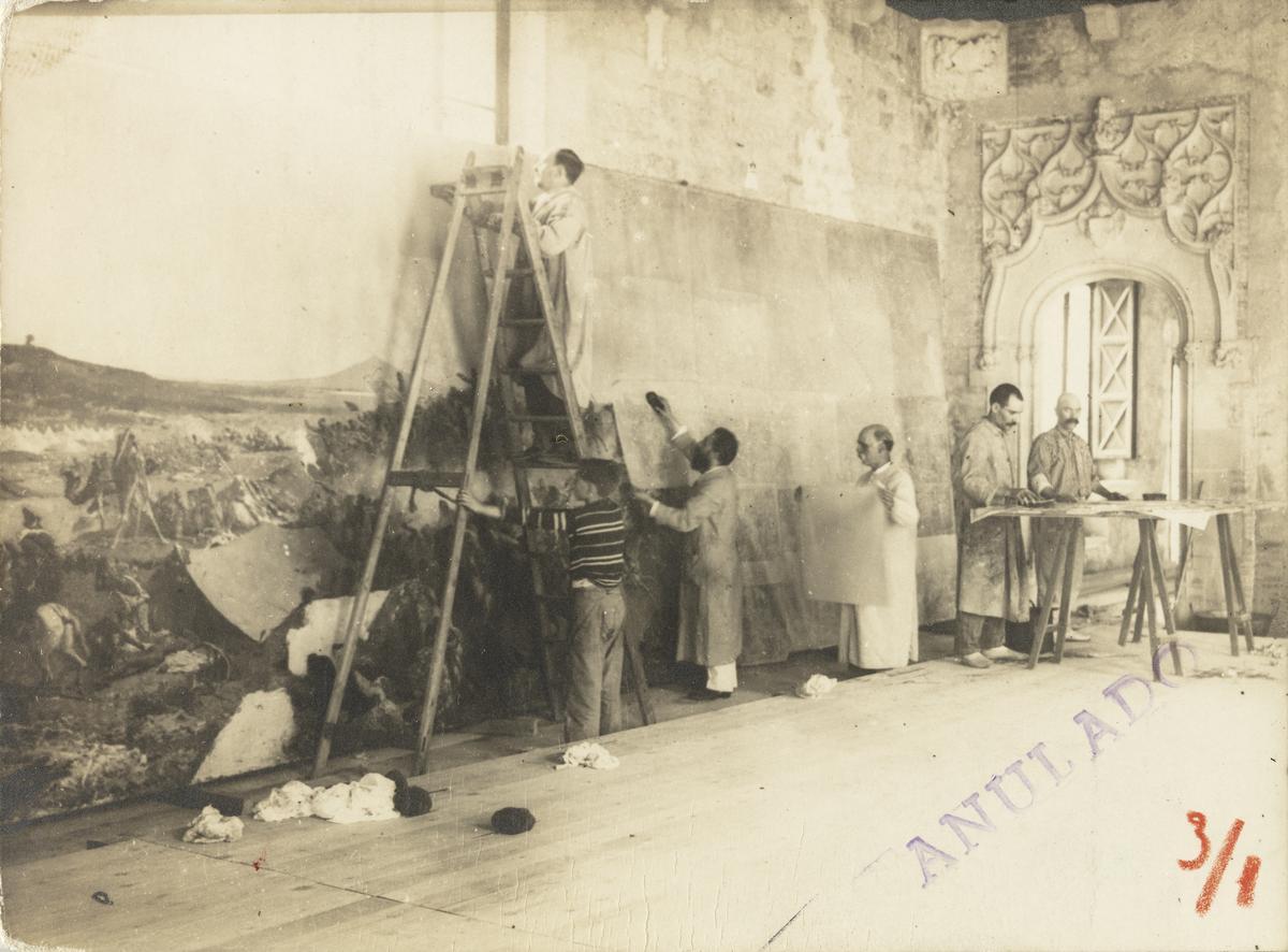 Reentelado de ’La batalla de Tetuán’ de Mariano Fortuny en una de las salas de la Diputación Provincial. 1914.