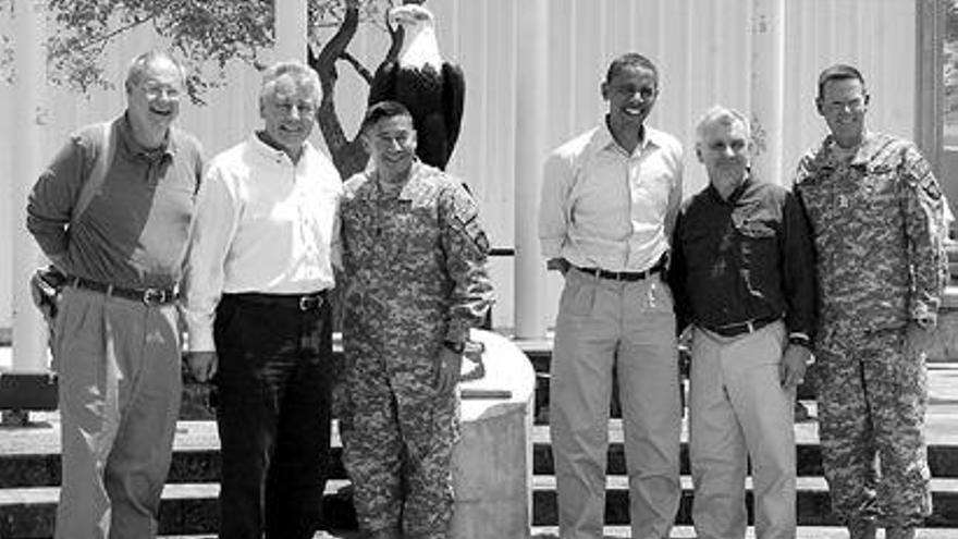 Obama, en el centro, posa en una base militar de Estados Unidos en Afganistán. / REUTERS