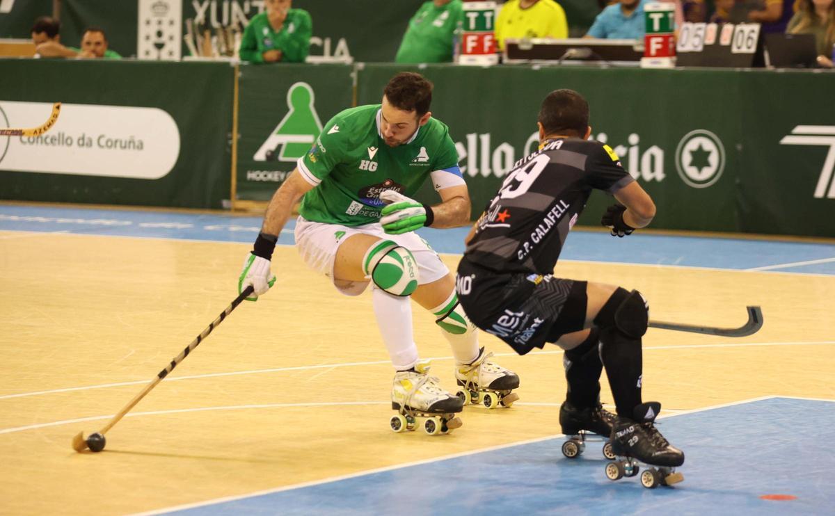 Dava Torres trata de esquivar a un jugador del Calafell en el partido de la primera vuelta en Riazor