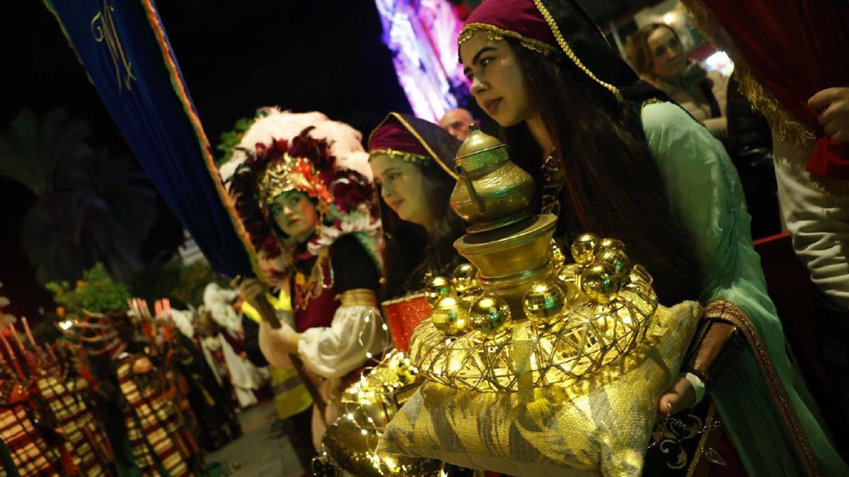 La Cabalgata de los Reyes Magos reparte ilusión por las calles de Córdoba.