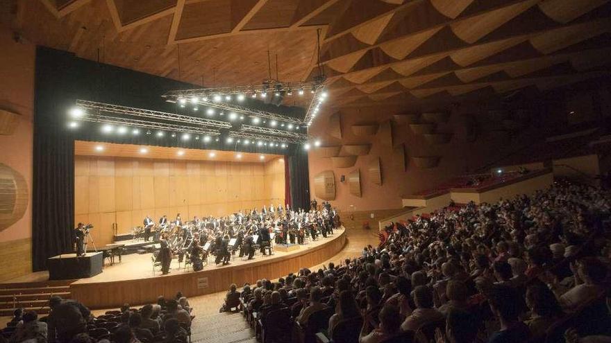 La Orquesta Sinfónica de Galicia, durante un concierto, en el Palacio de la Ópera.