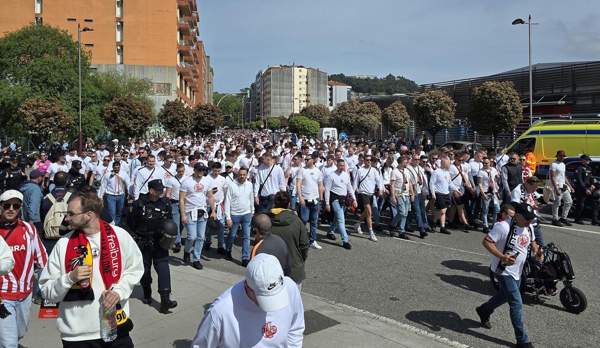 Balaídos se prepara para el Celta-Friburgo: miles de aficionados llegan al estadio en la previa