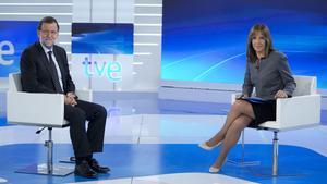 Mariano Rajoy, junto a Ana Blanco, durante la entrevista del lunes, 26 de octubre, en TVE.