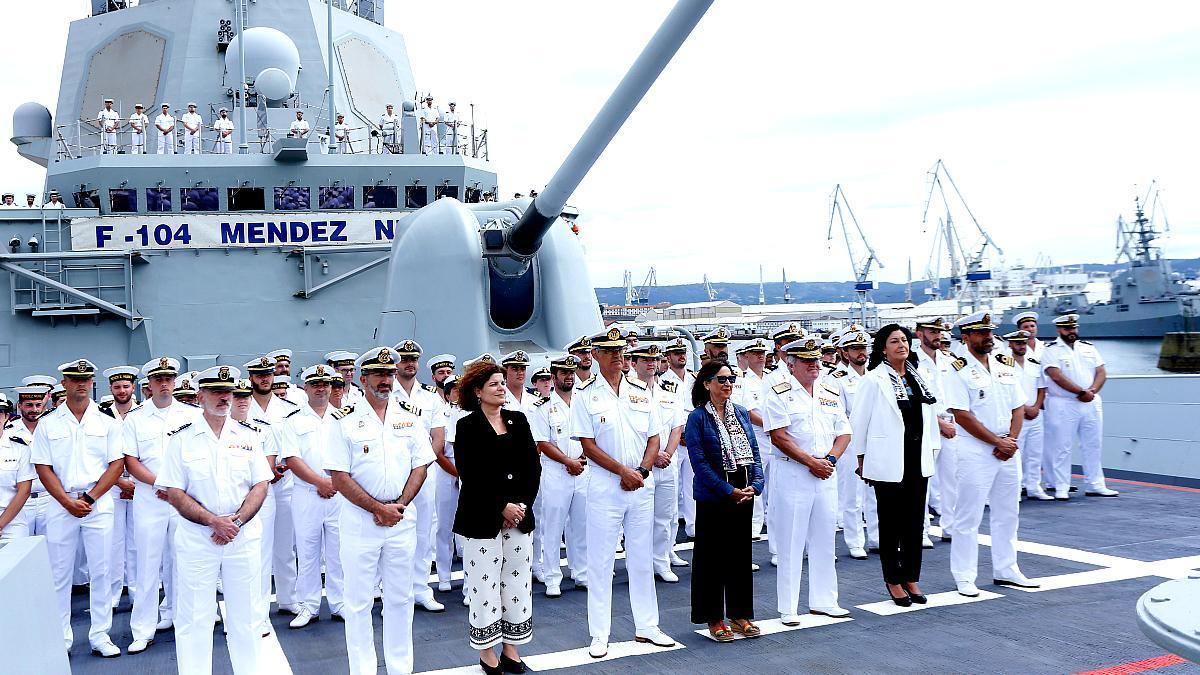 Robles durante la visita de la fragata 'Méndez Núñez' en El Ferrol.