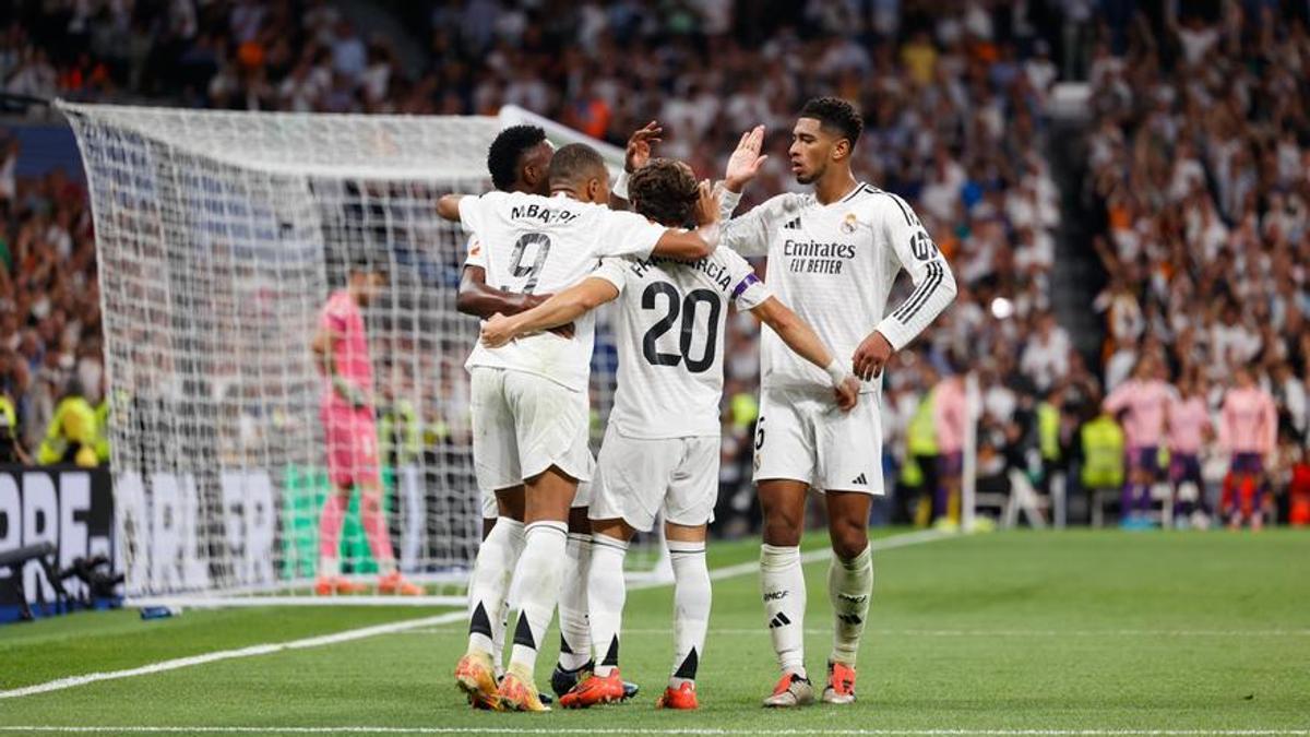 Los jugadores del Real Madrid celebran el gol de Vinicius ante el Espanyol.