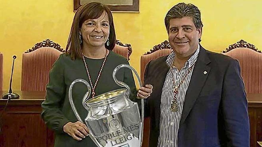 El fotomontaje con la entrega del premio a la alcaldesa y al exalcalde de Manacor.